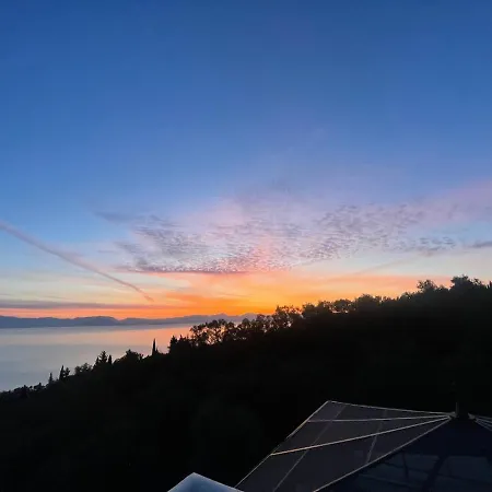 Seabreeze Studio, Stunning Sea And Mountain View Apartment *