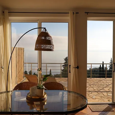 Seabreeze Studio, Stunning Sea And Mountain View Apartment