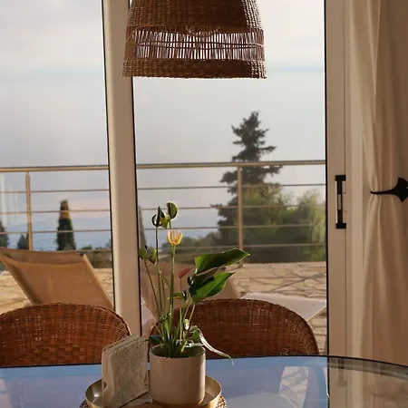 Seabreeze Studio, Stunning Sea And Mountain View Apartment Chlomos