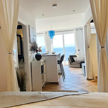 Seabreeze Studio, Stunning Sea And Mountain View Apartment Chlomos