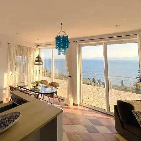 Seabreeze Studio, Stunning Sea And Mountain View Apartment