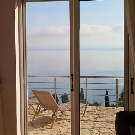 Seabreeze Studio, Stunning Sea And Mountain View Apartment *